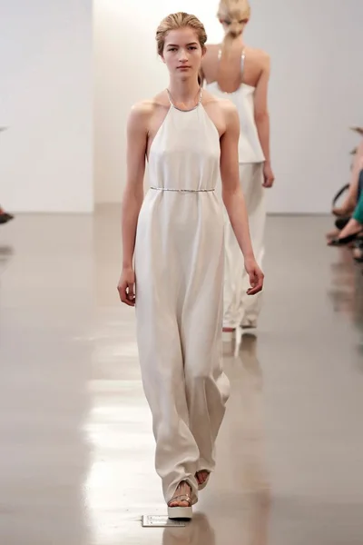 Look 18